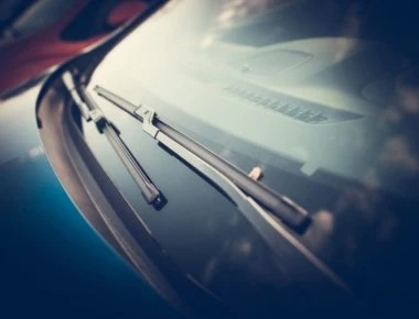 Να τι συμβαίνει άμα δεις μια κάλτσα στο καπό ενός αυτοκινήτου φέτος το χειμώνα (βίντεο)